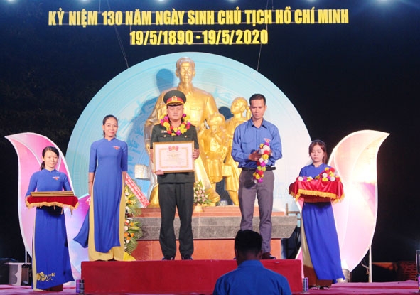 Thượng úy Phan Lê Anh được Ban Thường vụ Tỉnh đoàn tuyên dương, khen thưởng.