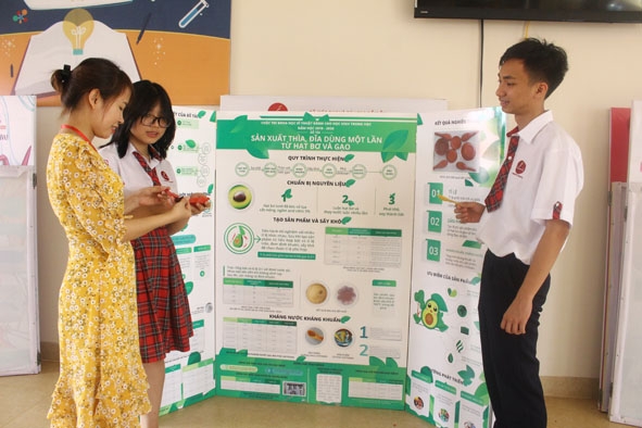 Cô giáo Lê Thị Hồng Phương cùng hai học trò Đỗ Thị Đình Nguyên và Võ Đức Dũng trao đổi về hướng phát triển của sản phẩm. 