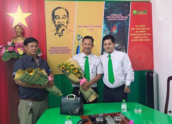 Anh Lê Xuân Phương (bìa trái) đến Mai Linh Đắk Lắk cảm ơn lái xe Phạm Văn Sỹ (giữa).    