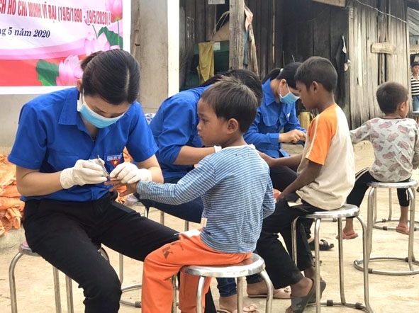 Đoàn viên, thanh niên huyện Lắk cắt móng tay cho trẻ em  tại xã Đắk Phơi. 