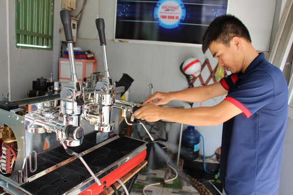 Anh Lê Văn Châm kiểm tra vòi xả hơi của một máy pha cà phê thuộc dòng chuyên nghiệp. 