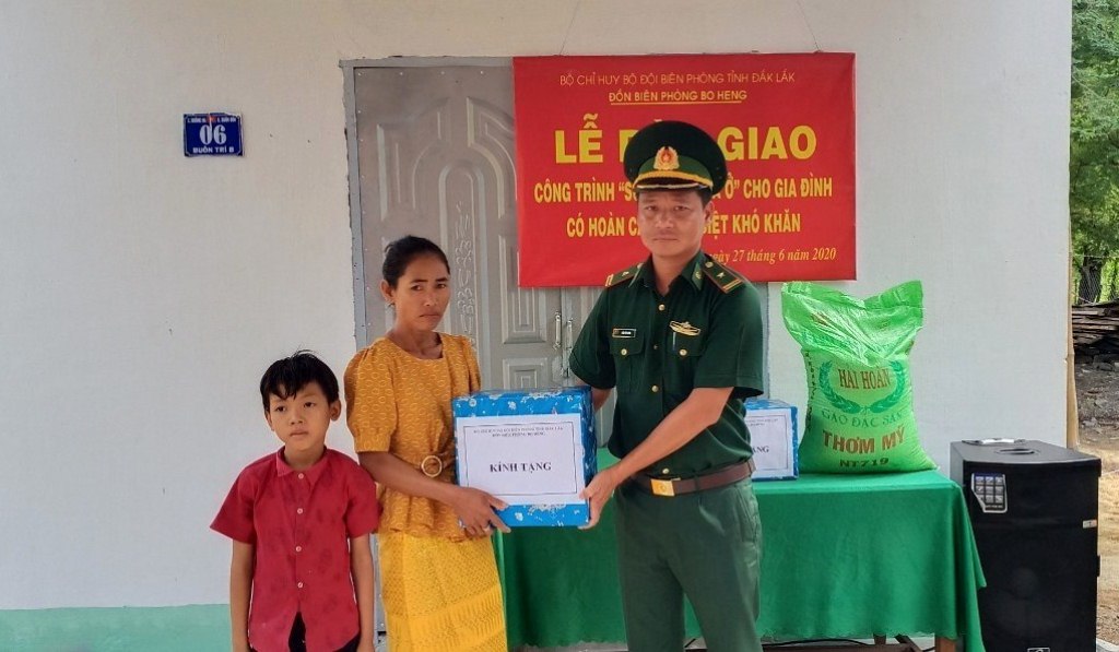 Lãnh đạo Đồn Biên phòng Bo Heng trao quà tặng gia đình chị H'Sinh Byă