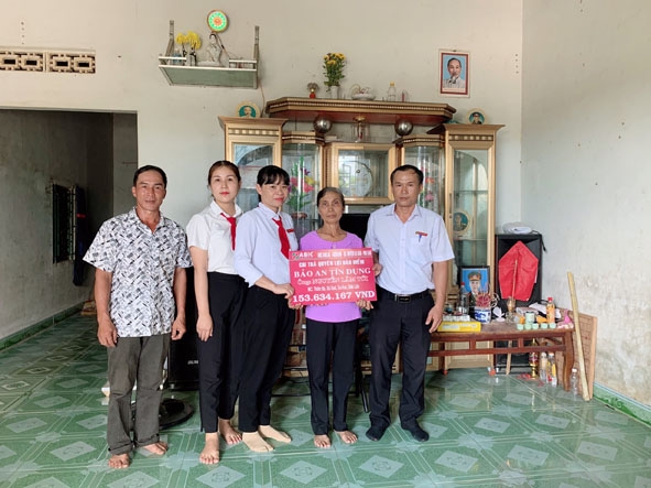Cán bộ ABIC Đắk Lắk đến nhà chi trả quyền lợi bảo hiểm cho gia đình ông Nguyễn Lâm Tới (thôn 6B, xã Ea Ô, huyện Ea Kar).