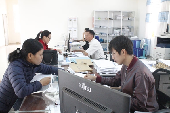 Cán bộ BHXH huyện Krông Ana giải quyết các thủ tục hành chính cho người dân. 
