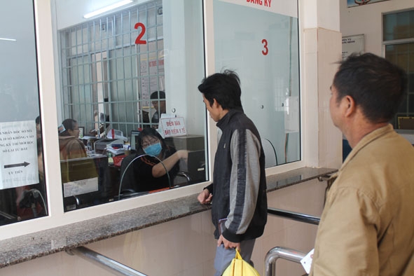 Người dân đăng ký khám chữa bệnh BHYT tại Bệnh viên Đa khoa huyện Krông Pắc.