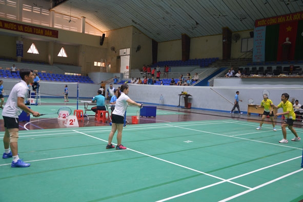 Đôi vợ chồng thi đấu môn cầu lông tại giải.