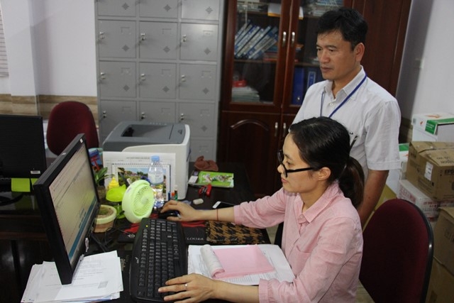 Cán bộ Chi cục Thuế khu vực Buôn Hồ - Krông Năng kiểm tra hóa đơn tại trụ sở người nộp thuế tại thị xã Buôn Hồ