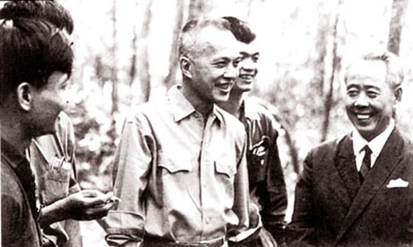 Luật sư Nguyễn Hữu Thọ (giữa), luật sư Trịnh Đình Thảo (bìa phải) với các nhà báo.    Ảnh tư liệu