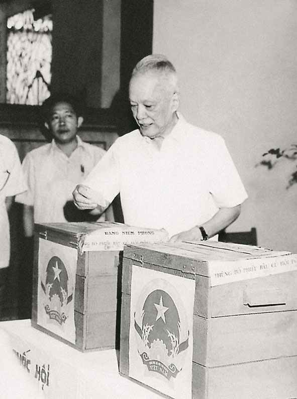 Chủ tịch Quốc hội Nguyễn Hữu Thọ bỏ phiếu bầu Quốc hội khóa VII tại quận 3, TP. Hồ Chí Minh tháng 4-1987. Ảnh tư liệu   