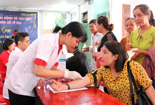 Các tình nguyện viên làm thủ tục xét nghiệm trước khi hiến máu tại Chương trình Hành trình đỏ năm 2020.