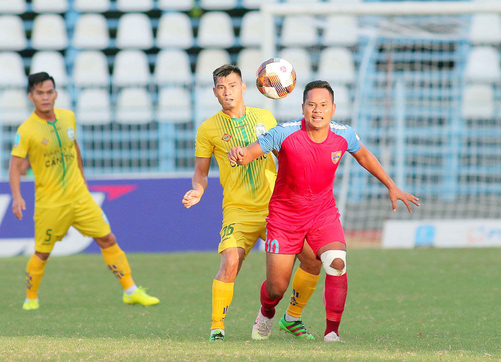 Tiền đạo mang áo số 10 Y Thăng Ê ban ghi bàn gỡ hòa cho Câu lạc bộ bóng đá Đắk lắ