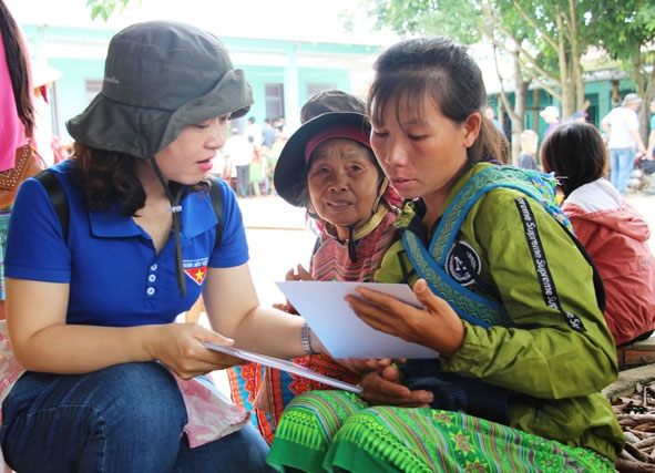 Đoàn viên thanh niên tuyên truyền phòng, chống sốt xuất huyết cho người dân xã Cư San, huyện M'Đrắk.