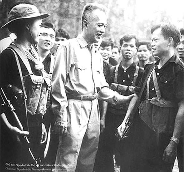 Luật sư - Chủ tịch Nguyễn Hữu Thọ với các chiến sĩ quân giải phóng. Ảnh tư liệu
