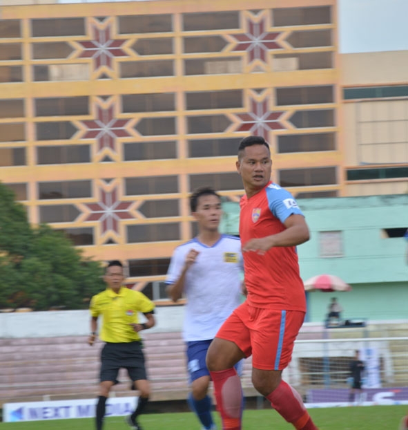 Tiền đạo Y Thăng Êban vẫn là chân sút chủ lực của Câu lạc bộ  bóng đá Đắk Lắk.  