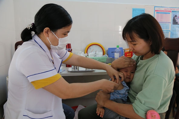 Khi trẻ đủ 18 tháng tuổi, phụ huynh nên cho trẻ đi tiêm nhắc lại mũi vắc xin phòng bệnh bạch hầu.  Ảnh: Đình Thi