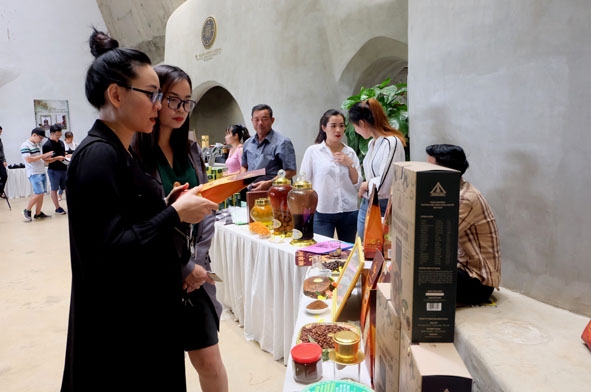  Cà phê đặc sản, sản phẩm khởi nghiệp  của Hợp tác xã Nông nghiệp  và dịch vụ du lịch ROFC trưng bày  tại Hội thảo  
