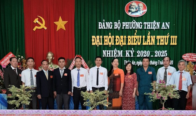 Ban Chấp hành Đảng bộ phường Thiện An nhiệm kỳ 2020 - 2025 ra mắt Đại hội.