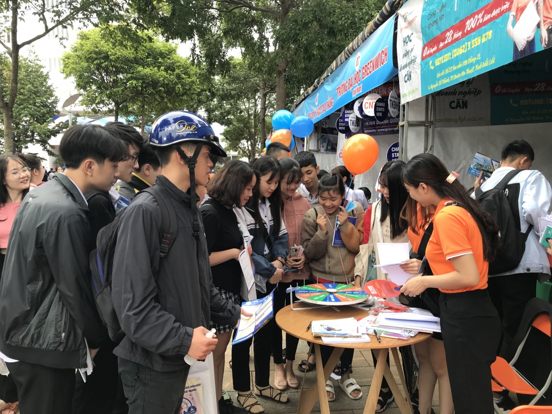 Học sinh lớp 12 của tỉnh Đắk Lắk tham gia ngày hội tư vấn tuyển sinh năm 2020 tổ chức tại Trường Đại học Buôn Ma Thuột.