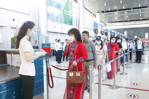 Hành khách làm thủ tục an ninh tại Sân bay Buôn Ma Thuột.