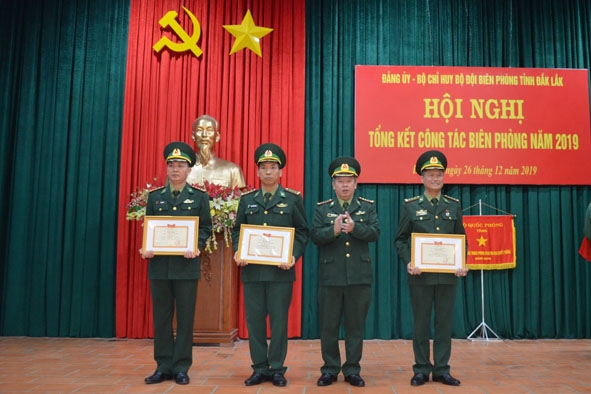 Đại diện Chi bộ Phòng Chính trị (bìa trái) nhận danh hiệu đơn vị “Đơn vị Quyết thắng”.