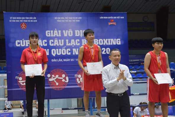 Ban tổ chức trao Huy chương Vàng cho nhà vô địch Trịnh Thị Diễm Kiều  (thứ hai từ trái qua).
