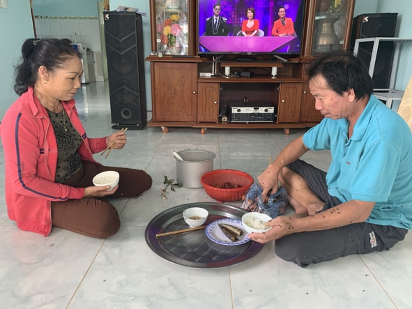 Bữa cơm trưa của gia đình ông Phạm Văn Thương ở thôn 8, xã Cư Êbur bị ruồi bâu kín.