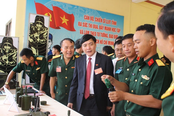 Thiếu úy Phan Thanh Tài giới thiệu sáng kiến đến các đại biểu dự Đại hội Đảng bộ Quân sự tỉnh lần thứ XII. 