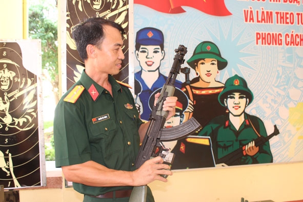 Thiếu tá QNCN Nguyễn Tất Thắng giới thiệu sáng kiến 