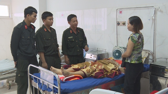 Cán bộ, chiến sĩ Phòng Cảnh sát cơ động thăm hỏi tình trạng sức khỏe của chị Mến.