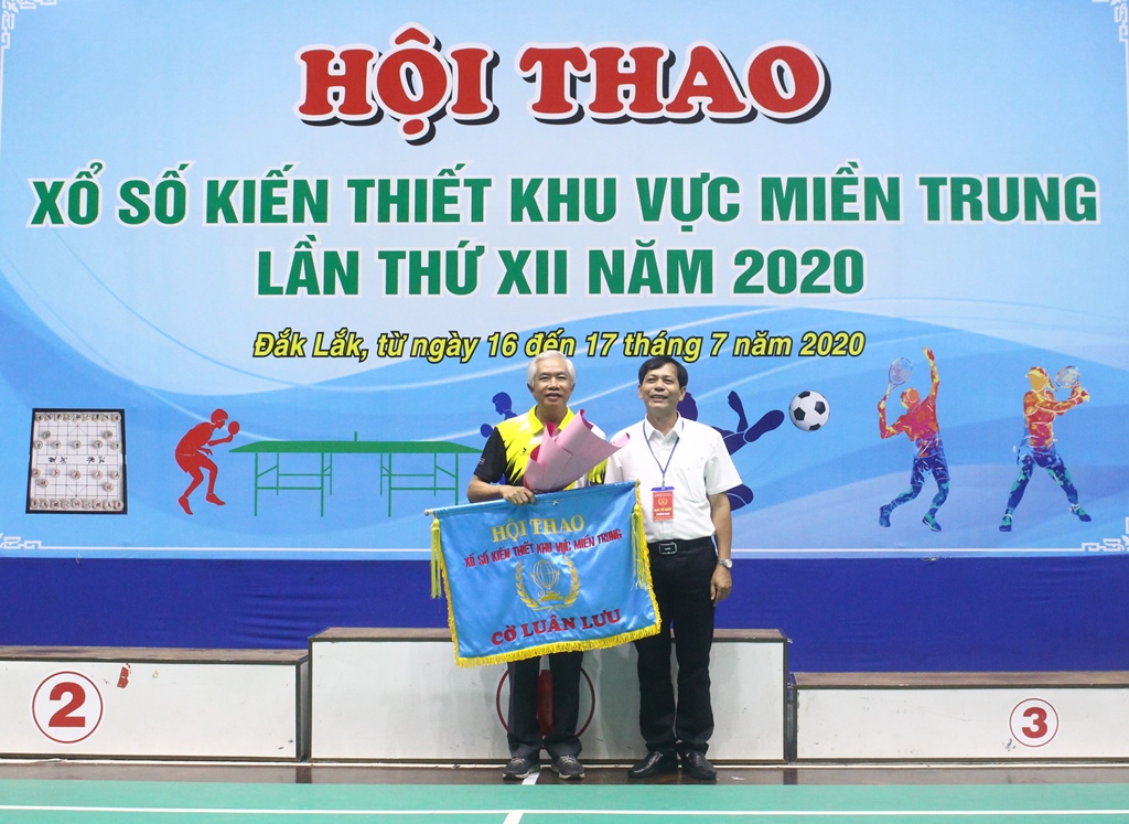 Ban tổ chức trao cờ luân lưu cho đơn vị đăng cai tổ chức Hội thao năm 2021.
