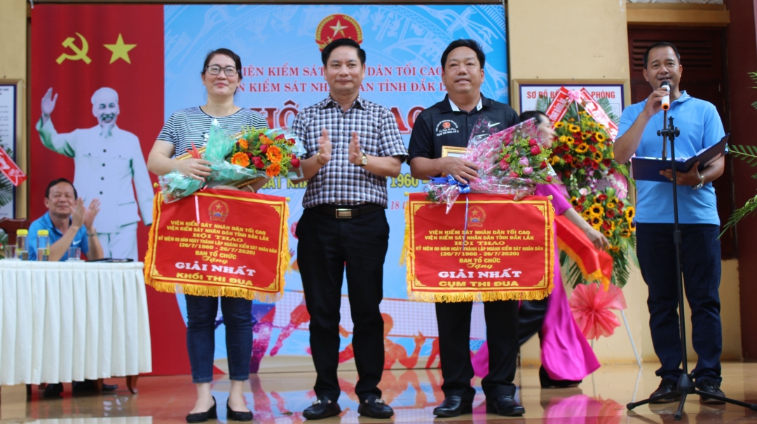 Viện trưởng Viện KSND tỉnh Lê Quang Tiến trao giải toàn đoàn tặng các đơn vị. 