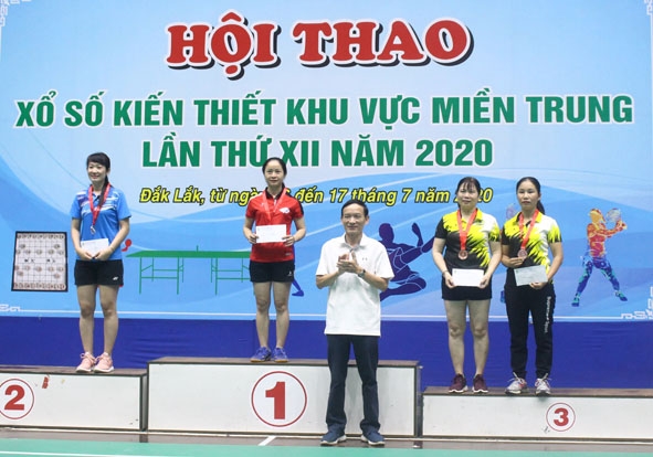 Trao giải cho các vận động viên đoạt giải tại Hội thao. 