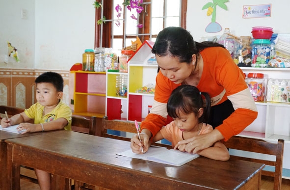 Một buổi học của cô trò Trường Mầm non 18-4 ở thôn Đắk Hà Tây (xã Cư Dliê M’nông, huyện Cư M’gar) - ngôi trường do Công ty TNHH MTV Cà phê 15 hỗ trợ xây dựng. 