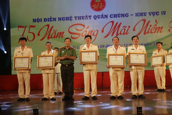 Đại tá Lê Văn Tuyến, Giám đốc Công an tỉnh Đắk Lắk trao giải Nhì toàn đoàn cho các đơn vị đoạt giải  tại Hội diễn nghệ thuật quần chúng Công an nhân dân lần thứ XI năm 2020 khu vực IV.  Ảnh: Trường Minh