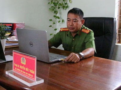 Trung tá  Nguyễn Đức Thuận  tiếp nhận,  xử lý tin báo án trên trang Zalo  của Công an huyện.   
