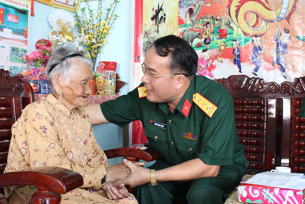 Thượng tá Trần Minh Trọng ân cần thăm hỏi, chuyện trò cùng Mẹ Việt Nam Anh hùng Đặng Thị Lịch