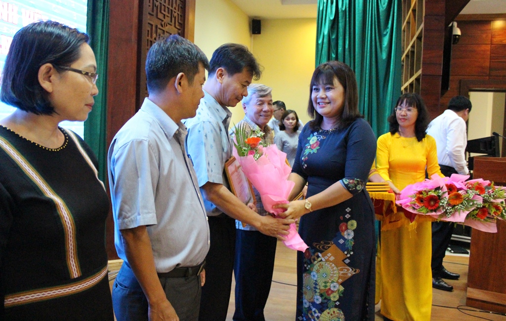 Đồng chí H'Yim Kđoh tặng Bằng khen cho các cá nhân có thành tích xuất sắc trong triển khai thực hiện Chiến lược phát triển gia đình Việt Nam