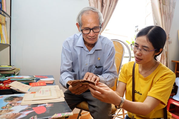 Cựu chiến binh Nguyễn Đình Hãn chia sẻ với phóng viên về những kỷ vật chiến tranh. 
