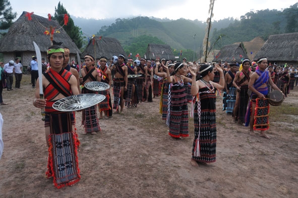Điệu múa khiên trong lễ hội truyền thống dân tộc Cơ Tu.