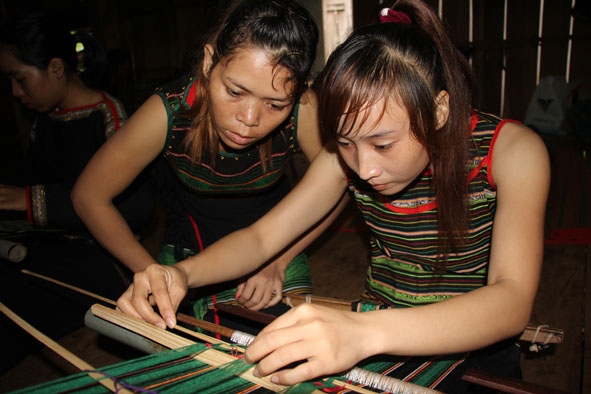 Xã viên Hợp tác xã Dệt thổ cẩm Tơng Bông (xã Ea Kao, TP. Buôn Ma Thuột) thực hiện một sản phẩm  dệt thổ cẩm.  