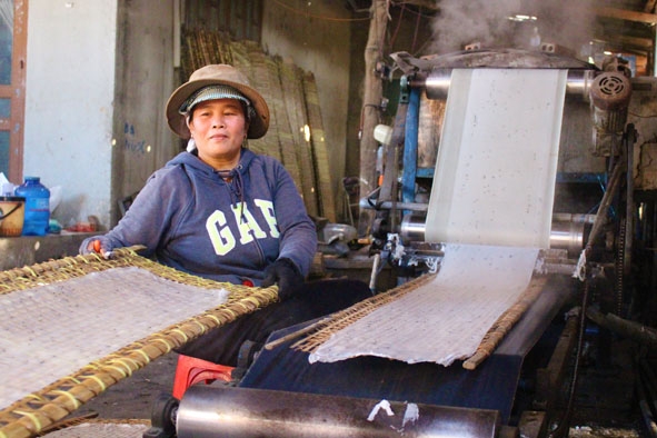 Một cơ sở sản xuất bánh tráng tại làng nghề Hòa Nhơn, xã Ea Bar, huyện Buôn Đôn.