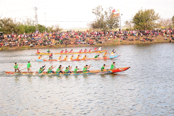 Các vận động viên tham gia Giải đua thuyền truyền thống huyện Krông Ana năm 2020. 