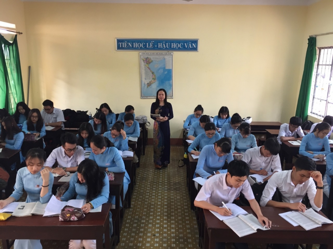 Cô giáo  Nguyễn Thị Nhân hướng dẫn  học sinh  tìm hiểu bài.   