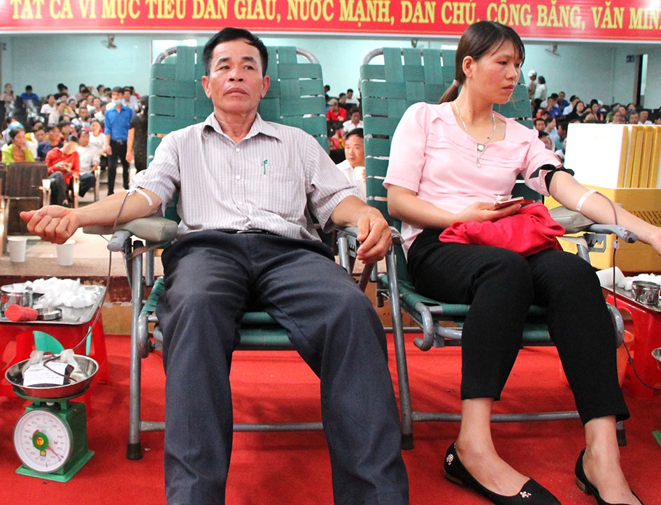 Ông Phạm Văn Chương, Trưởng thôn 3A, xã Ea Ô (huyện Ea Kar) tham gia hiến máu tình nguyện  tại Chương trình Hành trình đỏ năm 2020 tổ chức ở huyện Ea Kar.