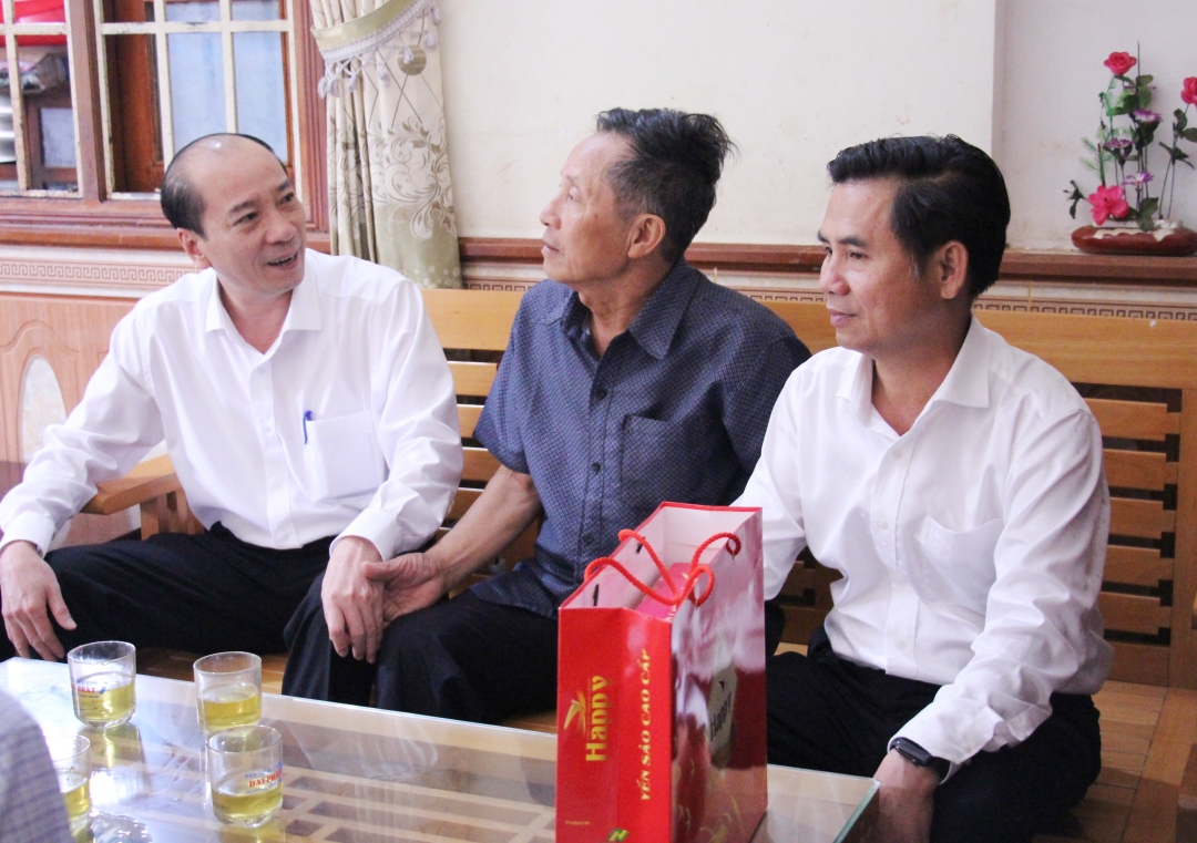 Đoàn công tác thăm hỏi sức khỏe bệnh binh nặng Lưu Quý Cường (ngồi giữa bên trái).