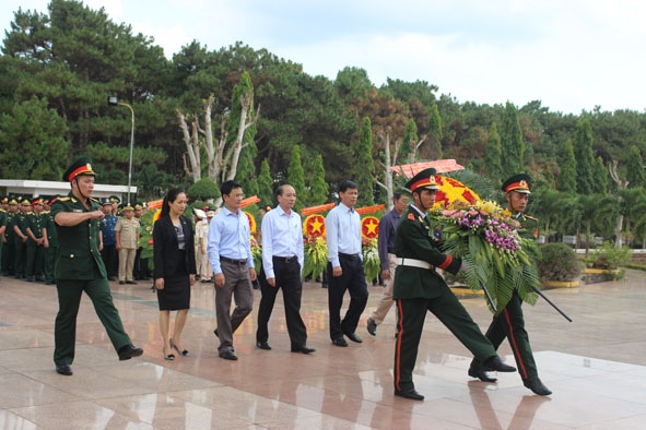 Đoàn đại biểu UBND tỉnh dâng hoa tưởng niệm các Anh hùng liệt sỹ.  Ảnh: Quỳnh Anh