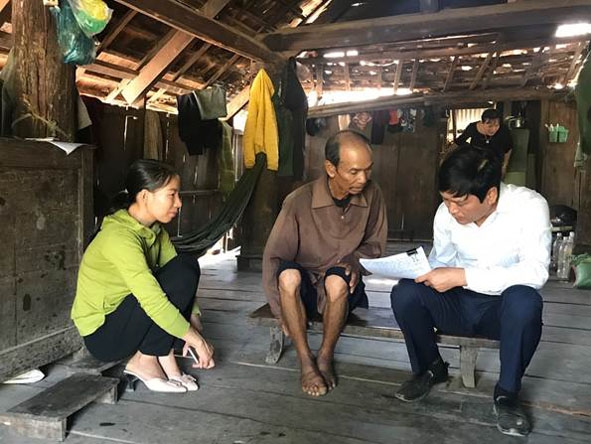Cán bộ Sở LĐ- TB&XH tìm hiểu đời sống của hộ nghèo ở huyện Lắk, có thành viên thuộc đối tượng người có công.