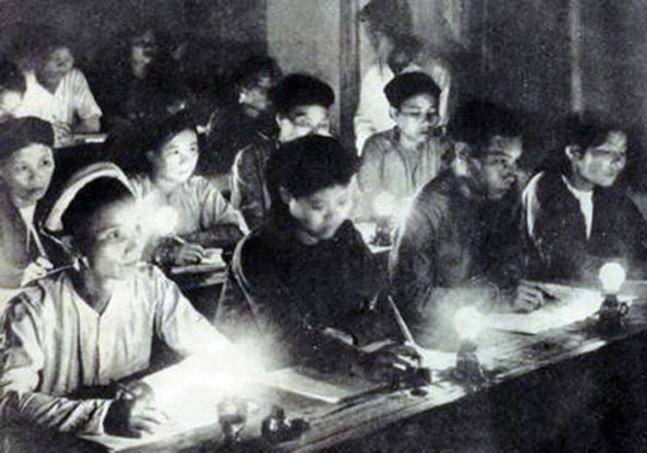Một lớp học chữ quốc ngữ sau năm 1945. Ảnh tư liệu