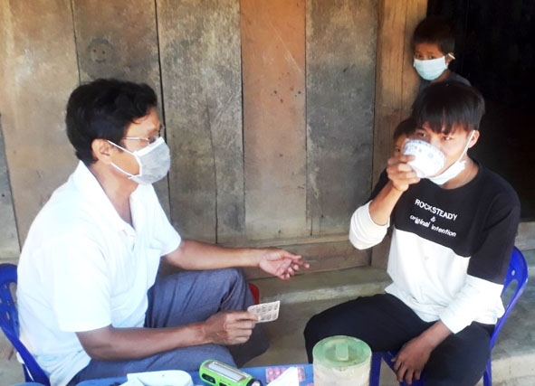 Người dân ở thôn Cư Rang (xã Cư Pui) uống kháng sinh dự phòng chống bạch hầu.  