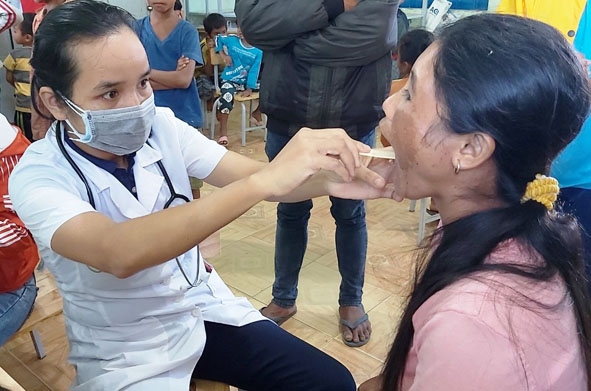 Cán bộ y tế khám sàng lọc cho người dân ở thôn Cư Rang (xã Cư Pui).